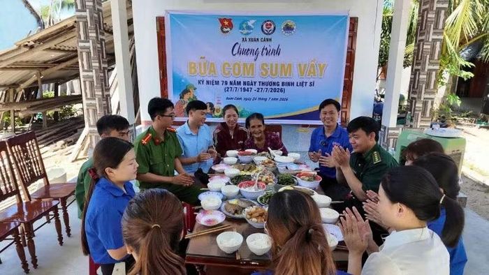 Chương trình "Bữa cơm sum vầy" tại gia đình thương binh Hà Thị Thành tại xã Xuân Cảnh.
