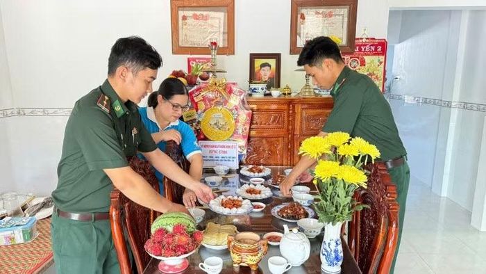 Cán bộ, chiến sĩ Đồn Biên phòng Xuân Đài chuẩn bị "Bữa cơm tri ân" tại gia đình Mẹ Việt Nam Anh hùng Trần Thị An.