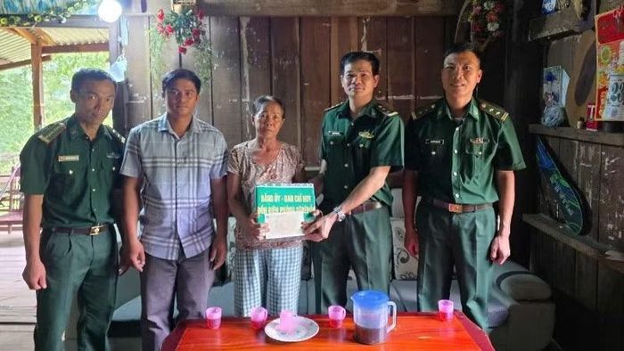 Cán bộ, chiến sĩ Đồn Biên phòng Sêrêpốk thăm hỏi và tặng quà gia đình chính sách trên địa bàn xã Buôn Đôn.
