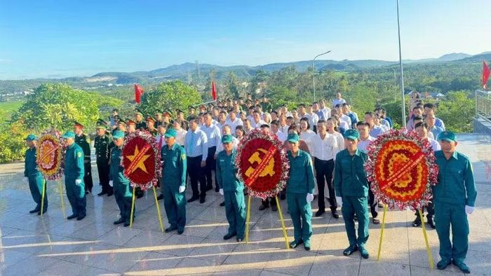 Đồn Biên phòng An Hải phối hợp với cấp ủy, chính quyền các xã Ô Loan, Tuy An Nam và Tuy An Bắc tổ chức lễ dâng hương tại Nghĩa trang Liệt sĩ Tuy An.