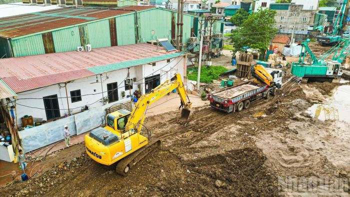 Trước thực trạng ùn tắc giao thông, dự án cải tạo, nâng cấp Quốc lộ 6 đoạn Ba La-Xuân Mai, được phê duyệt năm 2022 và điều chỉnh đầu năm 2024 với tổng mức đầu tư hơn 8.100 tỷ đồng, đã xác định cầu Mai Lĩnh là hạng mục ưu tiên hàng đầu. Người dân địa phương bày tỏ kỳ vọng công trình sớm hoàn thành, góp phần rút ngắn thời gian di chuyển, cải thiện diện mạo hạ tầng khu vực.