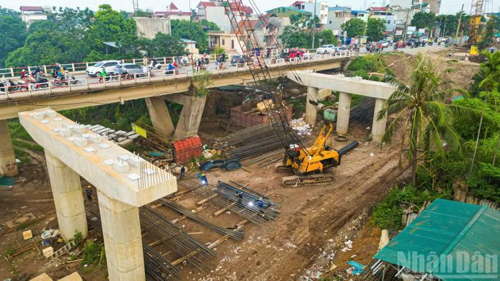 Các nhà thầu được yêu cầu tiếp tục phát huy tinh thần trách nhiệm, tổ chức thi công khoa học, bảo đảm mục tiêu thông xe kỹ thuật trước Tết Nguyên đán năm 2027 và hoàn thành toàn bộ dự án trong quý I/2027.