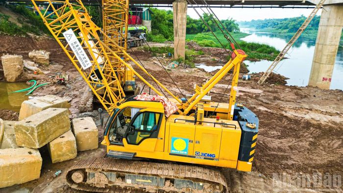 Bên phía Xuân Mai, hệ thống trụ cầu cơ bản đã định hình.