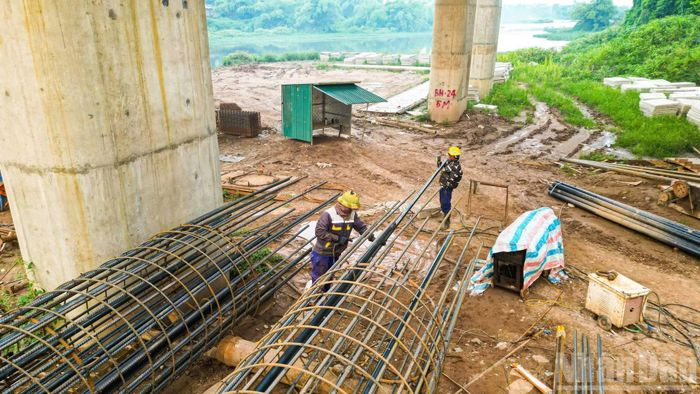 Đại diện đơn vị thi công cho biết, các nhà thầu đang huy động tối đa nhân lực, máy móc, tổ chức thi công liên tục theo phương châm “3 ca, 4 kíp” để sớm hoàn thành công trình, giảm tải áp lực giao thông cho khu vực.
