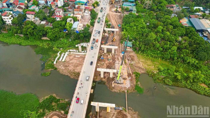 Thành phố Hà Nội đang chỉ đạo sát sao việc triển khai dự án. Tại buổi kiểm tra thực địa mới đây, Bí thư Thành ủy Hà Nội Trần Đức Thắng yêu cầu các địa phương hoàn thành công tác giải phóng mặt bằng trước ngày 30/6/2026, đồng thời hoàn tất việc phá dỡ các công trình kiến trúc trong tháng 7/2026 để bàn giao mặt bằng sạch cho đơn vị thi công.
