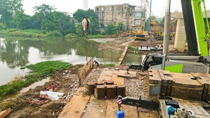 Ghi nhận tại công trường những ngày cuối tháng 7/2026, cho thấy, không khí thi công diễn ra sôi động, khẩn trương. Sau gần một năm khởi công, nhiều trụ cầu đã hoàn thành phần kết cấu bê tông cốt thép, đánh dấu bước chuyển sang giai đoạn thi công kết cấu chính quan trọng của dự án.