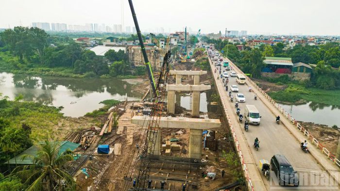 Cầu Mai Lĩnh mới được xây dựng song song với cầu hiện hữu về phía thượng lưu sông Đáy, có chiều dài khoảng 1,03km, gồm 10 trụ cầu, mặt cắt ngang 4 làn xe cơ giới, gấp đôi năng lực lưu thông so với cầu cũ. Đây được xác định là công trình trọng điểm nhằm nâng cao năng lực vận tải trên tuyến Quốc lộ 6-trục giao thông huyết mạch kết nối Thủ đô với các tỉnh tây bắc.