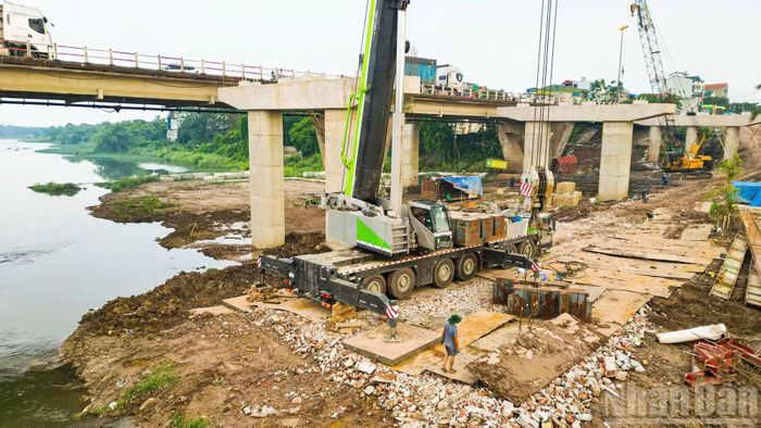 Tại phía Hà Đông, các nhà thầu đang tập trung xử lý nền đất yếu, san lấp mặt bằng và triển khai đồng thời các hạng mục còn lại nhằm bảo đảm tiến độ chung.