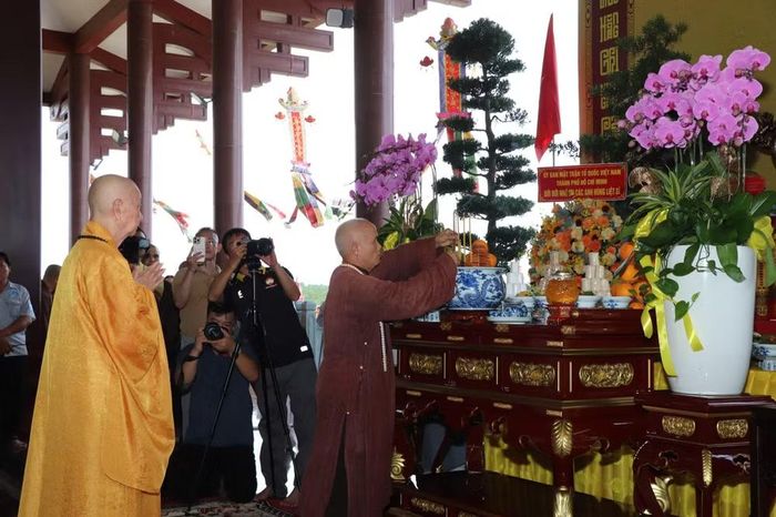 Đức Pháp chủ Giáo hội Phật giáo Việt Nam, Đại lão Hòa thượng Thích Trí Quảng quang lâm thắp hương cầu nguyện