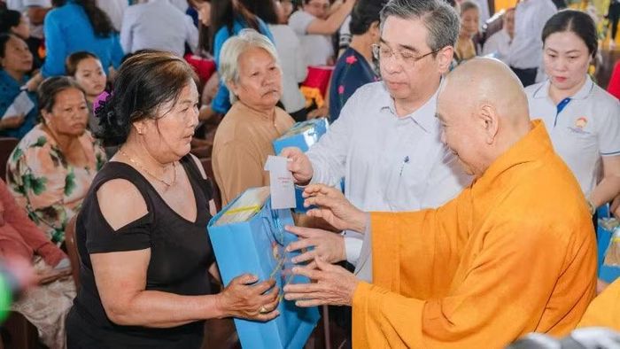 Lãnh đạo Thành phố Hồ Chí Minh và lãnh đạo Giáo hội Phật giáo Việt Nam tặng quà cho gia đình chính sách, người có công với cách mạng tại buổi lễ.