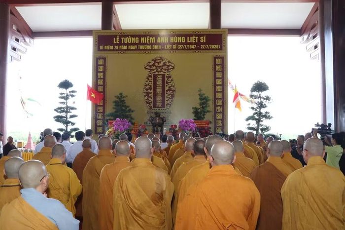 Lễ tưởng niệm các liệt sĩ, đồng bào yêu nước hy sinh diễn ra trong không khí thiêng liêng, xúc động.