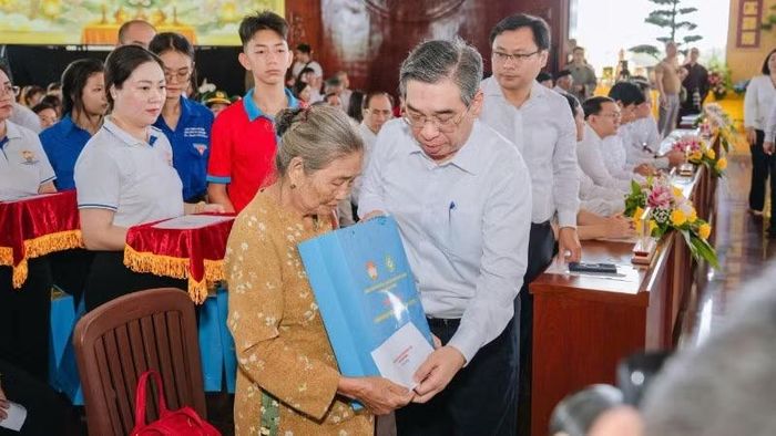 Đồng chí Nguyễn Phước Lộc tặng quà cho gia đình chính sách, người có công tại buổi lễ.