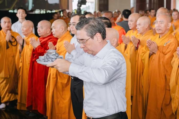 Lãnh đạo Thành phố Hồ Chí Minh và lãnh đạo Giáo hội Phật giáo Việt Nam thực hiện nghi thức tưởng niệm các anh hùng liệt sĩ.