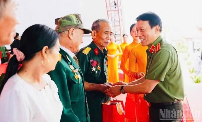 Đại tướng Lương Tam Quang, Bộ trưởng Công an tặng quà các thương binh, bệnh binh của xã Xuân Trúc .