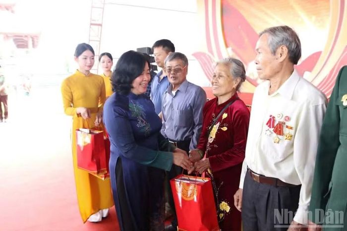 Đồng chí Bùi Thị Minh Hoài, Ủy viên Bộ Chính trị, Bí thư Trung ương Đảng, Chủ tịch Ủy ban Trung ương Mặt trận Tổ quốc Việt Nam tặng quà gia đình chính sách.