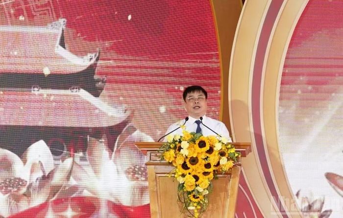 Đồng chí Phạm Văn Nghiêm, Phó Chủ tịch Ủy ban nhân dân tỉnh Hưng Yên trình bày báo cáo kết quả xây dựng Khu lưu niệm Anh hùng liệt sĩ Công an nhân dân Bùi Thị Cúc.