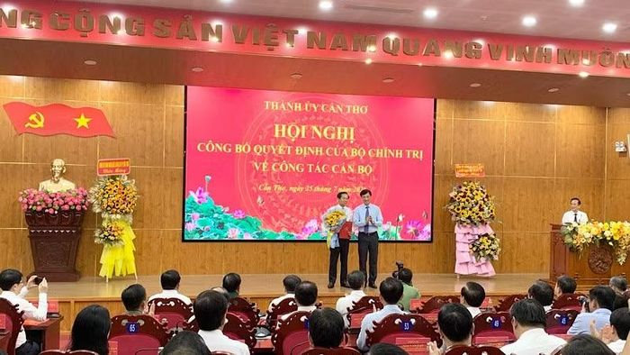 Trưởng Ban Tổ chức Trung ương Nguyễn Duy Ngọc trao quyết định cho đồng chí Đỗ Thanh Bình.