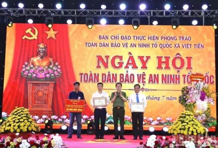 Bộ trưởng Lương Tam Quang tặng Bằng khen và quà cho 3 tập thể thực hiện tốt phong trào "Toàn dân bảo vệ an ninh Tổ quốc".