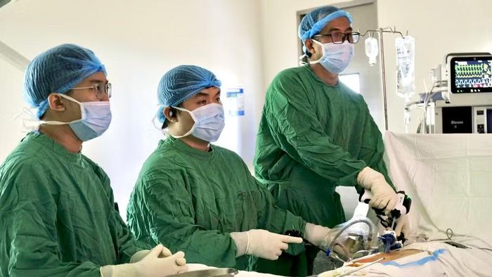Ê-kíp thực hiện lấy quả thận qua nội soi từ người vợ của bệnh nhân M.
