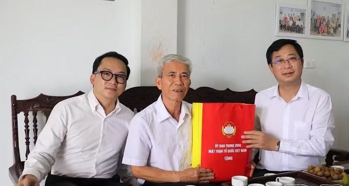 Phó Chủ tịch Ủy ban Trung ương Mặt trận Tổ quốc Việt Nam Cao Xuân Thạo thăm, tặng quà ông Trần Xuân Luận, thương binh 55% tại tổ dân phố Nguyễn Hữu Thọ, phường Điện Biên Phủ.