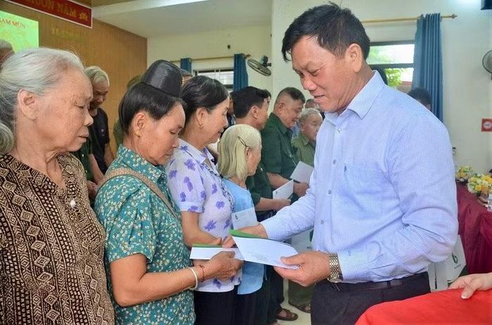 Chủ tịch Hiệp hội Doanh nghiệp tỉnh Điện Biên trao quà, tặng các gia đình chính sách trên địa bàn xã Sam Mứn, tỉnh Điện Biên.