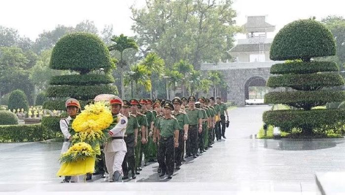 Đoàn công tác Công an tỉnh Phú Thọ viếng các Anh hùng, liệt sĩ tại Nghĩa trang liệt sĩ A1.