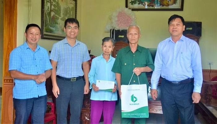 Ông Bùi Đức Giang, Giám đốc Công ty Thương mại - Xây dựng số 6 Điện Biên trao quà, động viên thương binh ở xã Thanh Yên.