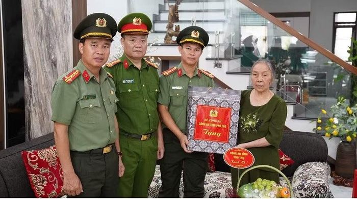 Các đồng chí lãnh đạo Công an tỉnh Phú Thọ thăm, động viên gia đình các liệt sĩ (nguyên cán bộ công an tỉnh Điện Biên) trên địa bàn phường Điện Biên Phủ, tỉnh Điện Biên.