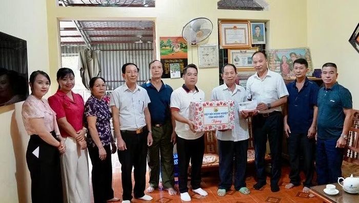 Các đồng chí lãnh đạo Hiệp hội Doanh nghiệp tỉnh Điện Biên trao quà, động viên các thương binh, gia đình chính sách ở phường Điện Biên Phủ.
