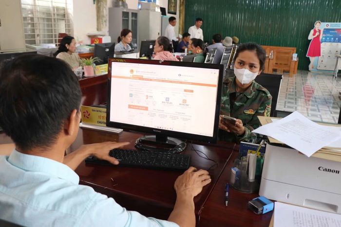 Cán bộ Trung tâm phục vụ hành chính công xã biên giới Quảng Trực (Lâm Đồng) giải quyết thủ tục hành chính cho người dân.(Ảnh:TTXVN)