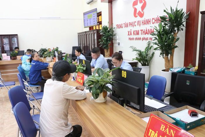 Công chức Trung tâm Phục vụ hành chính công xã Kim Thành, thành phố Hải Phòng, hướng dẫn người dân làm thủ tục hành chính. (Ảnh: TTXVN)
