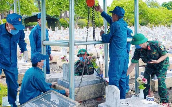 Đội 589 đang thực hiện các thao tác để lấy mẫu sinh phẩm ADN tại Nghĩa trang Liệt sĩ Vĩnh Linh.