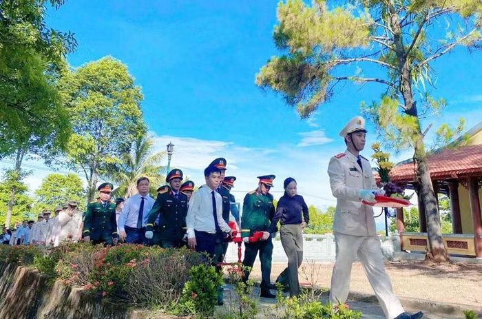 An táng hài cốt liệt sĩ về nghĩa trang.