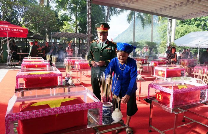 Người dân đến thắp hương tưởng nhớ các Anh hùng liệt sĩ tại Nghĩa trang liệt sĩ Vị Xuyên.