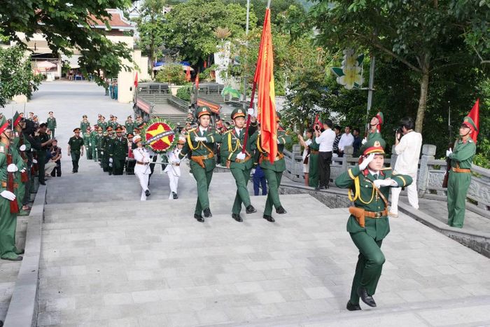Cán bộ, chiến sĩ, người dân đón các Anh hùng liệt sĩ tại Nghĩa trang liệt sĩ Vị Xuyên.