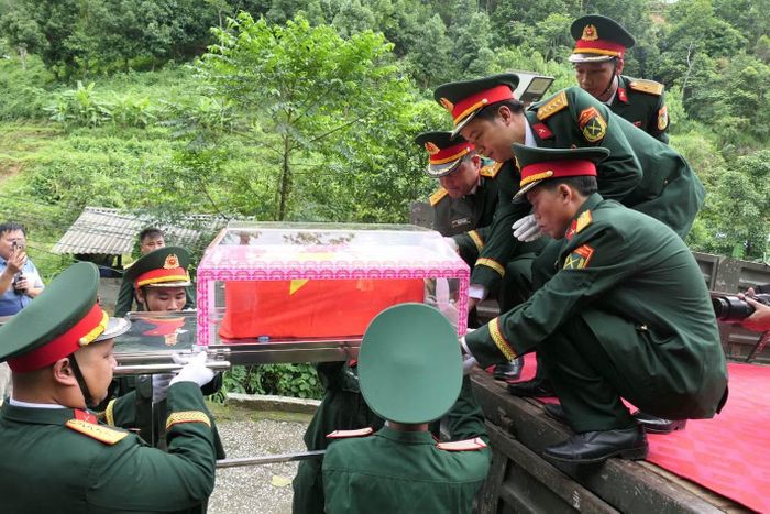 Cán bộ, chiến sĩ Bộ Chỉ huy quân sự tỉnh Tuyên Quang đưa các Anh hùng liệt sĩ lên xe về Nghĩa trang liệt sĩ Vị Xuyên.