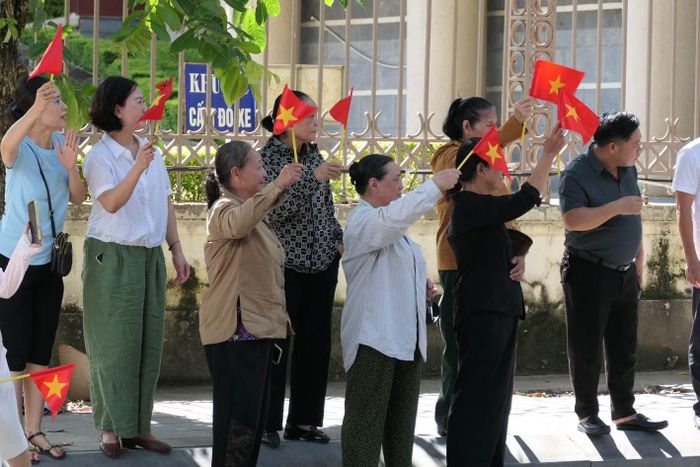 Dọc các tuyến đường, đông đảo người dân đứng đợi bên đường, tiễn các anh về cùng đồng đội.