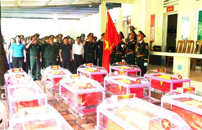 Đúng 13 giờ 30 phút, Bộ Chỉ huy quân sự tỉnh Tuyên Quang thực hiện các nghi thức di quan các liệt sĩ tại nhà chờ, Đội Quy tập, tìm kiếm hài cốt liệt sĩ tại xã Thanh Thủy.