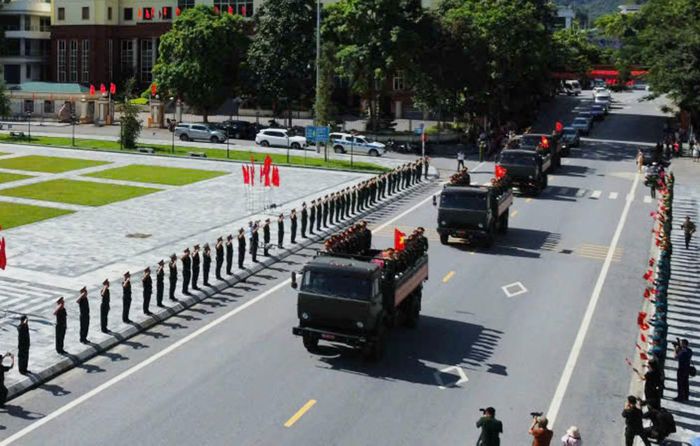 Đoàn xe chở các Anh hùng liệt sĩ đi qua Quảng trường 26/3, phường Hà Giang 1.