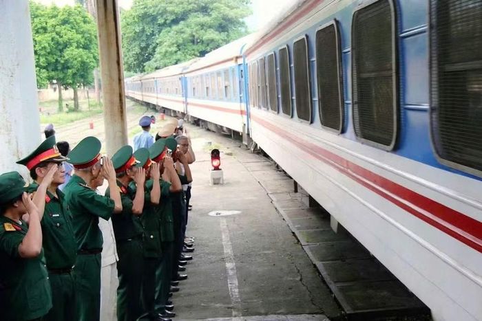 Những đồng đội của các Anh hùng, liệt sĩ chờ đón hài cốt các anh trở về. (Ảnh: VNR)