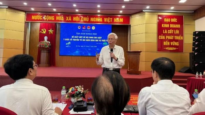 Phó Giáo sư, Tiến sĩ Lê Văn Truyền, chuyên gia cao cấp dược học trao đổi tại tọa đàm.