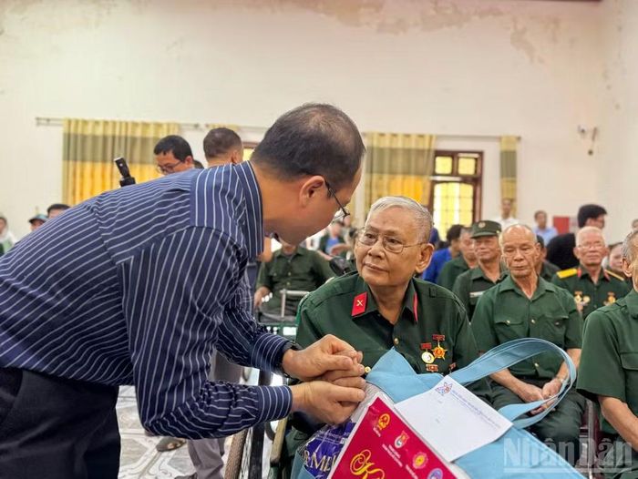 Thăm tặng quà cho các thương binh, bệnh binh, người có công với cách mạng tại Trung tâm Điều dưỡng thương binh Nghệ An.