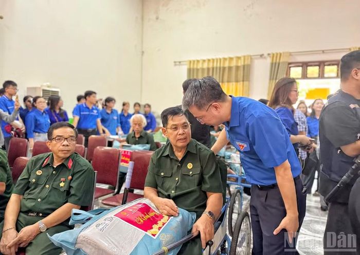 Đồng chí Nguyễn Tường Lâm ân cần thăm hỏi và tặng quà các thương binh, bệnh binh đang được chăm sóc tại Trung tâm Điều dưỡng thương binh Nghệ An.