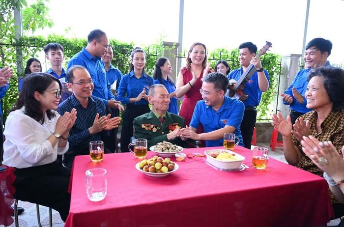 Đoàn công tác của Trung ương Đoàn đã đến thăm, tặng quà tại nhà cựu Thanh niên xung phong Lê Văn Uyên.
