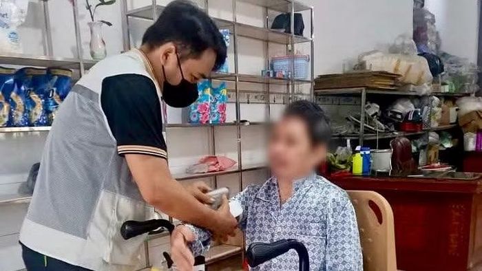 Người gặp khó khăn trong đi lại được khám sức khỏe tại nhà.