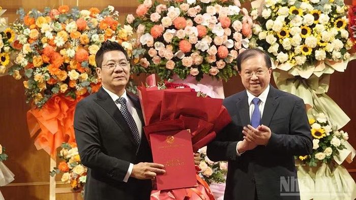 Thứ trưởng Tạ Quang Đông trao Quyết định và tặng hoa chúc mừng Tiến sĩ, Nghệ sĩ Nhân dân Đỗ Quốc Hưng.