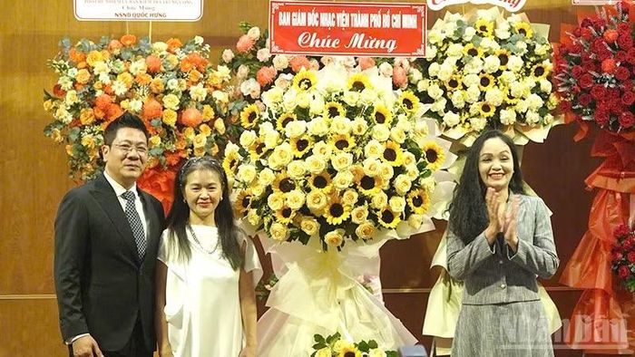 Ban Giám đốc Nhạc viện Thành phố Hồ Chí Minh tặng hoa chúc mừng Tiến sĩ, Nghệ sĩ Nhân dân Đỗ Quốc Hưng.