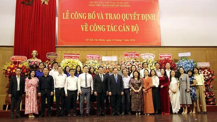 Các đại biểu chụp ảnh lưu niệm tại buổi lễ. (Ảnh: Thùy Trang)