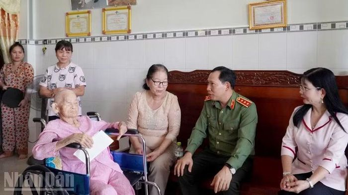 Thượng tướng Lê Văn Tuyến đến thăm gia đình Mẹ Việt Nam Anh hùng Nguyễn Thị Bồi, ngụ phường Rạch Giá.