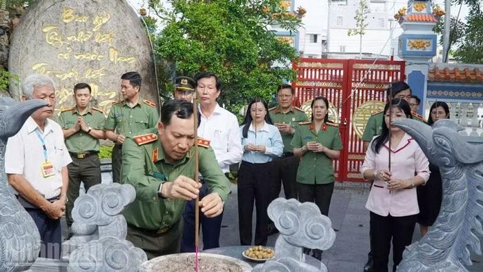 Đoàn đại biểu Đảng ủy Công an Trung ương, cùng lãnh đạo tỉnh An Giang dâng hoa, dâng hương tại Đình thần Anh hùng dân tộc Nguyễn Trung Trực, ở phường Rạch Giá.